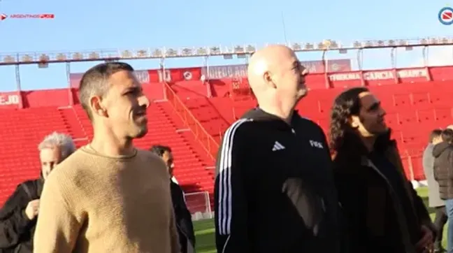 Gianni Infantino junto a Maxi Rodríguez y Juan Pablo Sorín en el Estadio de Argentinos Juniors. @AAAJOficial