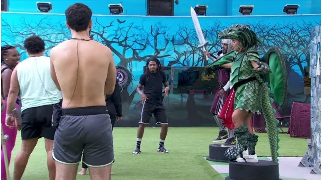 À direita, Pitel e Rodriguinho cumprem castigo do monstro do BBB 24. Reprodução/Globo