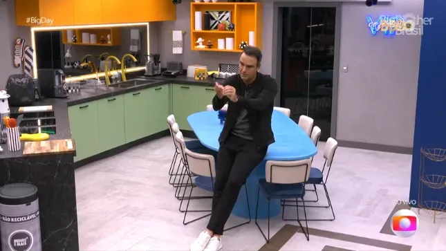 Tadeu na cozinha do VIP no Big Day do BBB 24. Reprodução/Globo