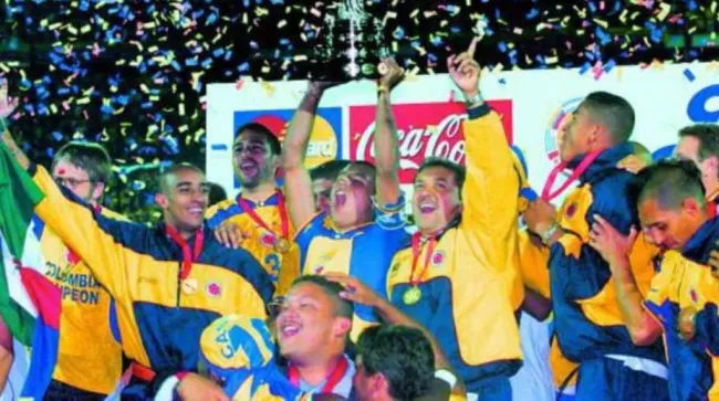 Colombia levantando el trofeo de la Copa América 2001. (Foto: X / @ivanramiroc)