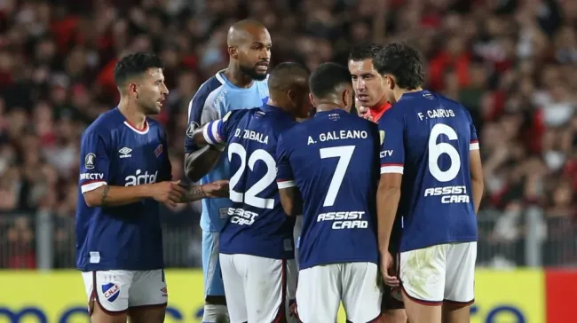 Los futbolistas de Nacional le reclaman al árbitro. (Foto: Getty).