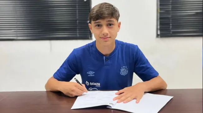 Salmón durante la firma de su contrato de formación con Santos (@ignaciopereira_10).