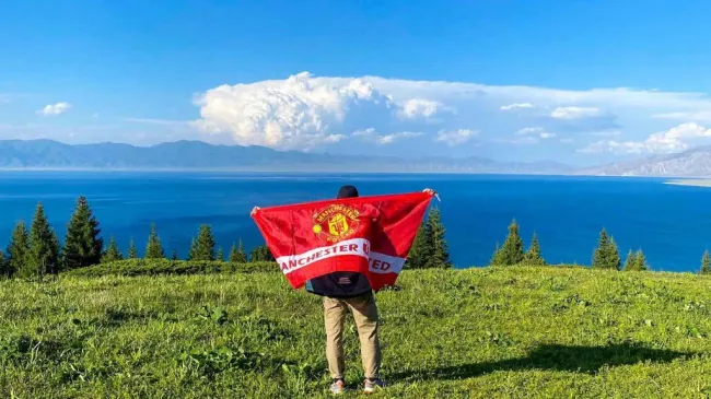 Ochiroo Batbold recorrió más de 20 países para llegar a Manchester y completar su hazaña.