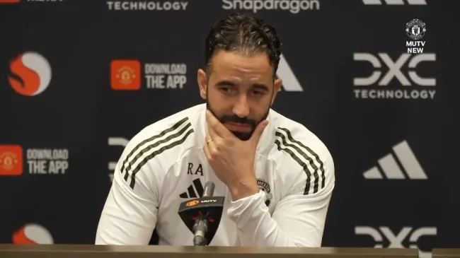 A Rúben Amorim no le gustó que le pregunten por Garnacho en conferencia. (MUTV)