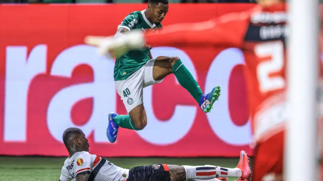 Arboleda desarmando Allan em partida pelo Campeoanto Paulista 2025 – Foto: Marcello Zambrana/AGIF