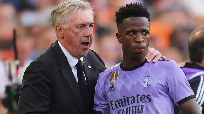 Carlo Ancelotti y Vinicius Jr del Real Madrid
