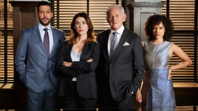 Jewel Staite, Zach Smadu, Genelle Williams y Victor Garber en Family Law.