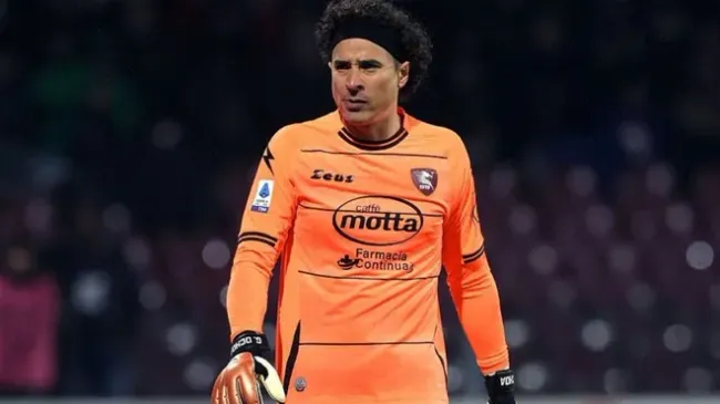 Guillermo Ochoa con el Salernitana