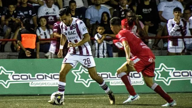 En su último partido, Saprissa y Santos dividieron honores con los goles de Orlando Sinclair y Osar Linto, respectivamente. (Foto: Saprissa)