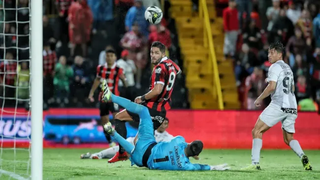 El último clásico provincial, celebrado el 18 de mayo, lo ganó 1-0 a Herediano. Pero Alajuelense terminó ganando la semifinal de vuelta por penales. (Foto: John Durán / La Teja)