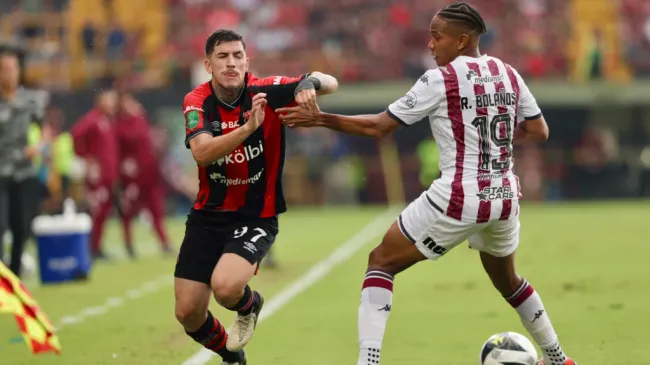 Anderson Canhoto elude a Ryan Bolaños en el último clásico, que finalizó 1-1. (Foto: La Teja)