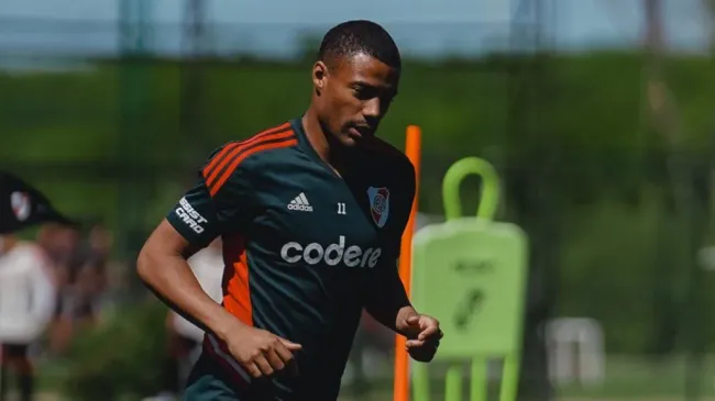 Nicolás De La Cruz durante el entrenamiento con River. (Prensa River)