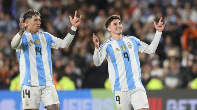 Julián Álvarez y Enzo Fernández serán titulares ante Colombia. (Foto: Getty).