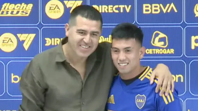 Velasco en su presentación junto a Riquelme. (Captura)