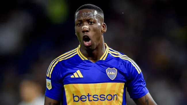 Luis Advíncula definirá su futuro en Boca luego de hablar con Riquelme. (Getty)