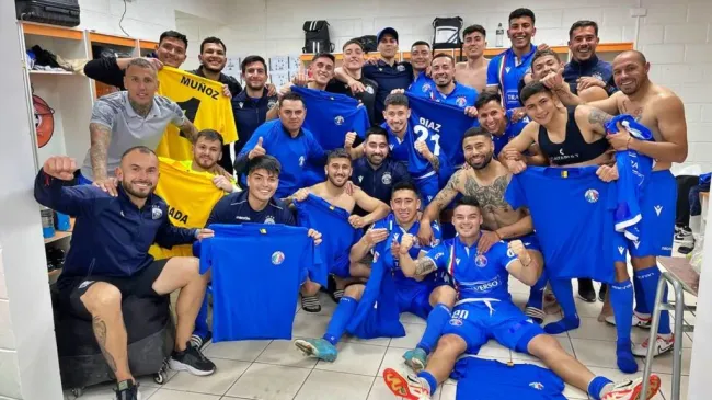 Los jugadores de Audax Italiano festejando el triunfo sobre Cobresal con sus insólitas camisetas de emergencia. | Foto: Audax Italiano.