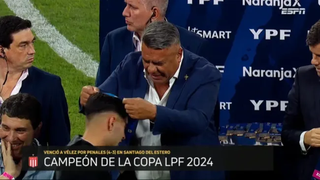El momento en que Javier Altamirano recibe la medalla de campeón (Captura)