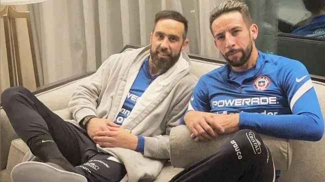 Claudio Bravo y Mauricio Isla se mensajearon con guiños a Colo Colo. Foto: Instagram.