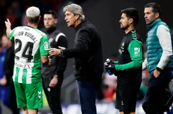 Pellegrini le da indicaciones a Ruibal. (Getty Images).