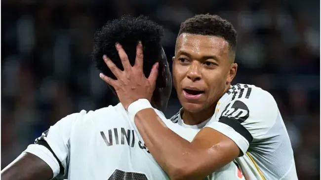 Mbappé abraça Vini Jr. em jogo do Real (Angel Martinez/Getty Images)