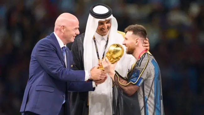 Infantino, entregándole la Copa del Mundo a Messi en Qatar 2022 (IMAGO / ActionPictures).