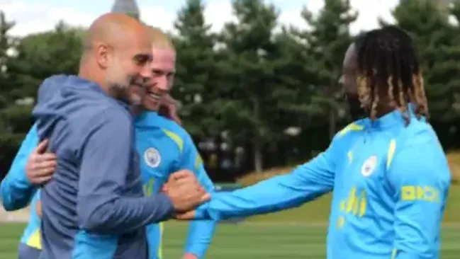 Pep Guardiola en el rencuentro con sus futbolistas en Manchester.