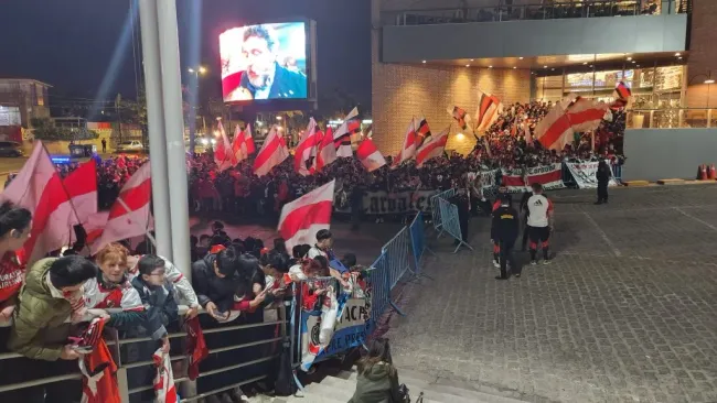 Una multitud se congregó en la puerta del Hotel Quinto Centenario para recibir a la delegación del Millonario. (Foto: LPM).