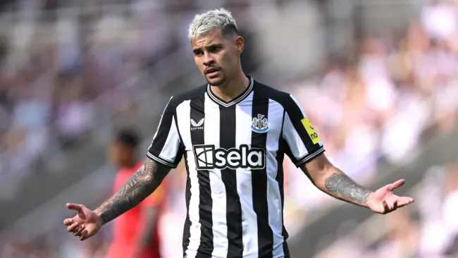 Bruno Guimarães pelo Newcastle United. (Foto: Stu Forster/Getty Images)