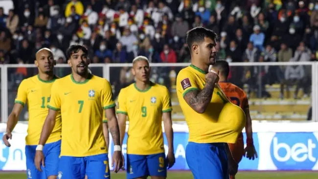 Bruno Guimarães celebrando gol pela Seleção Brasileira. (Photo by Javier Mamani/Getty Images)