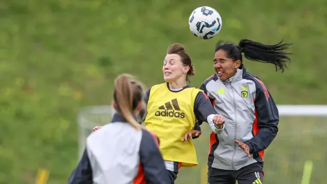 Laís Araújo (do lado direito da foto) num treino do futebol feminino no Benfica Campus. Foto: SL Benfica