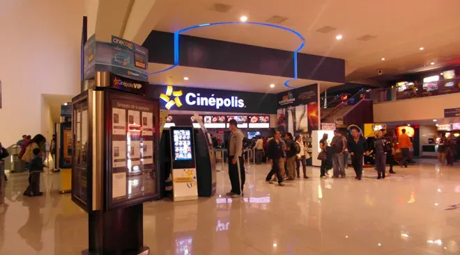 Entrada de Cinépolis Universidad, en la CDMX. Imagen: Time Out México.