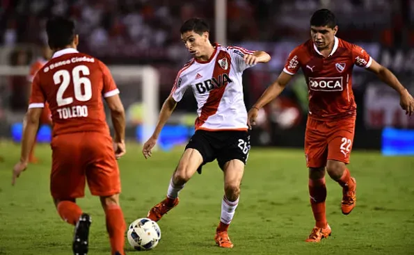 Claudio Aquino intenta marcar a Ignacio Fernández en un Independiente vs. River Plate. (Getty Images).