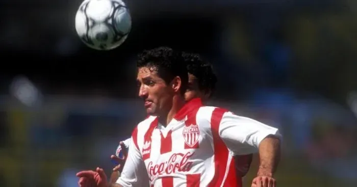 Eduardo Vilches jugando por Necaxa.