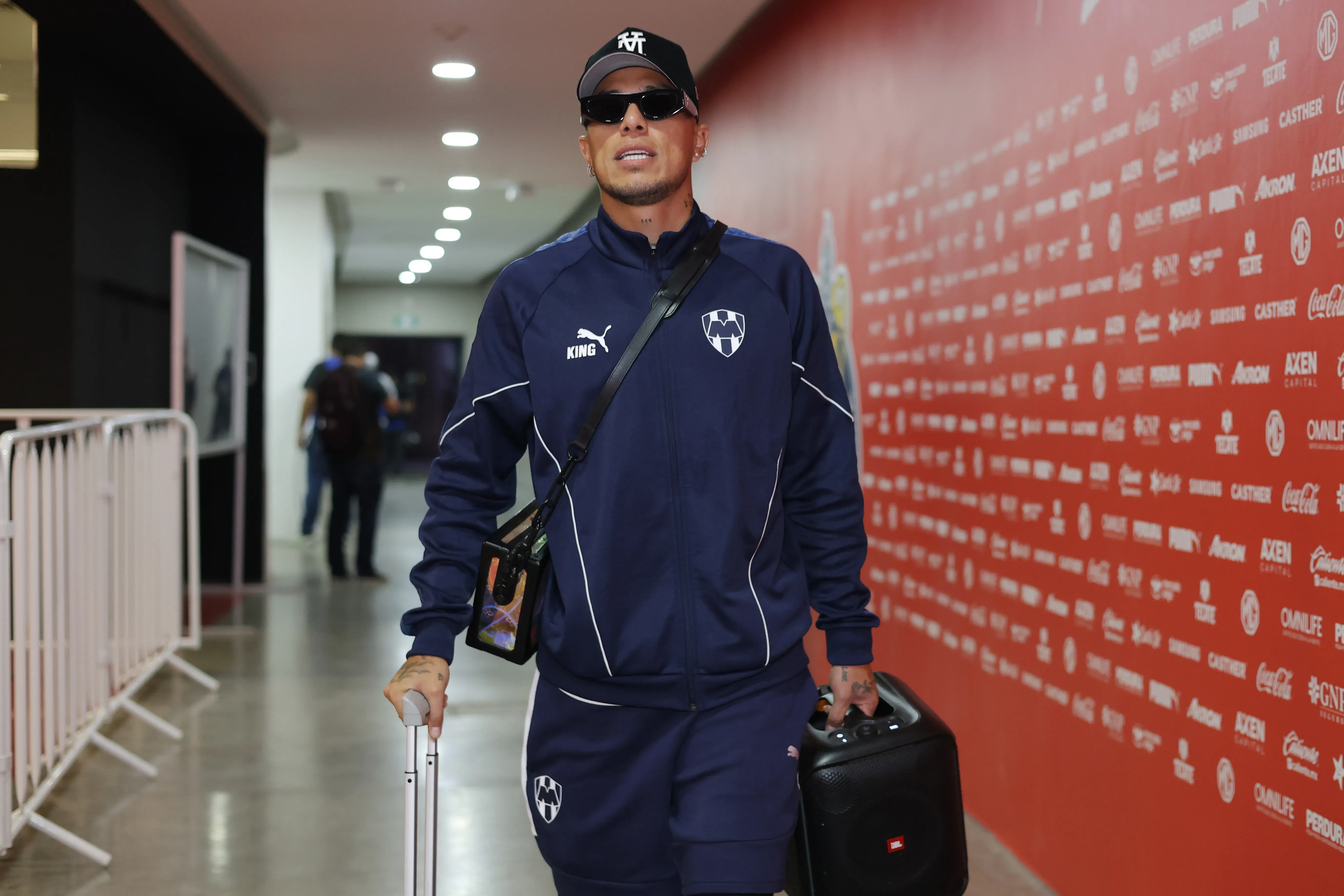 Carlos Salcedo en el último partido de Rayados contra Chivas (Imago 7)