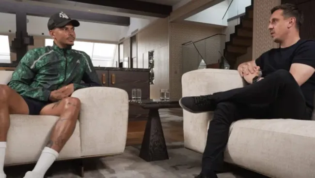 Dele Alli se sinceró sobre los abusos que sufrió de joven en una entrevistas con Gary Neville