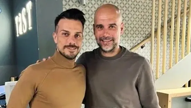 Rubén de la Barrera junto a Pep Guardiola