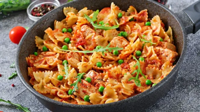 Farfalle con filete de pollo y salsa de tomate fresco