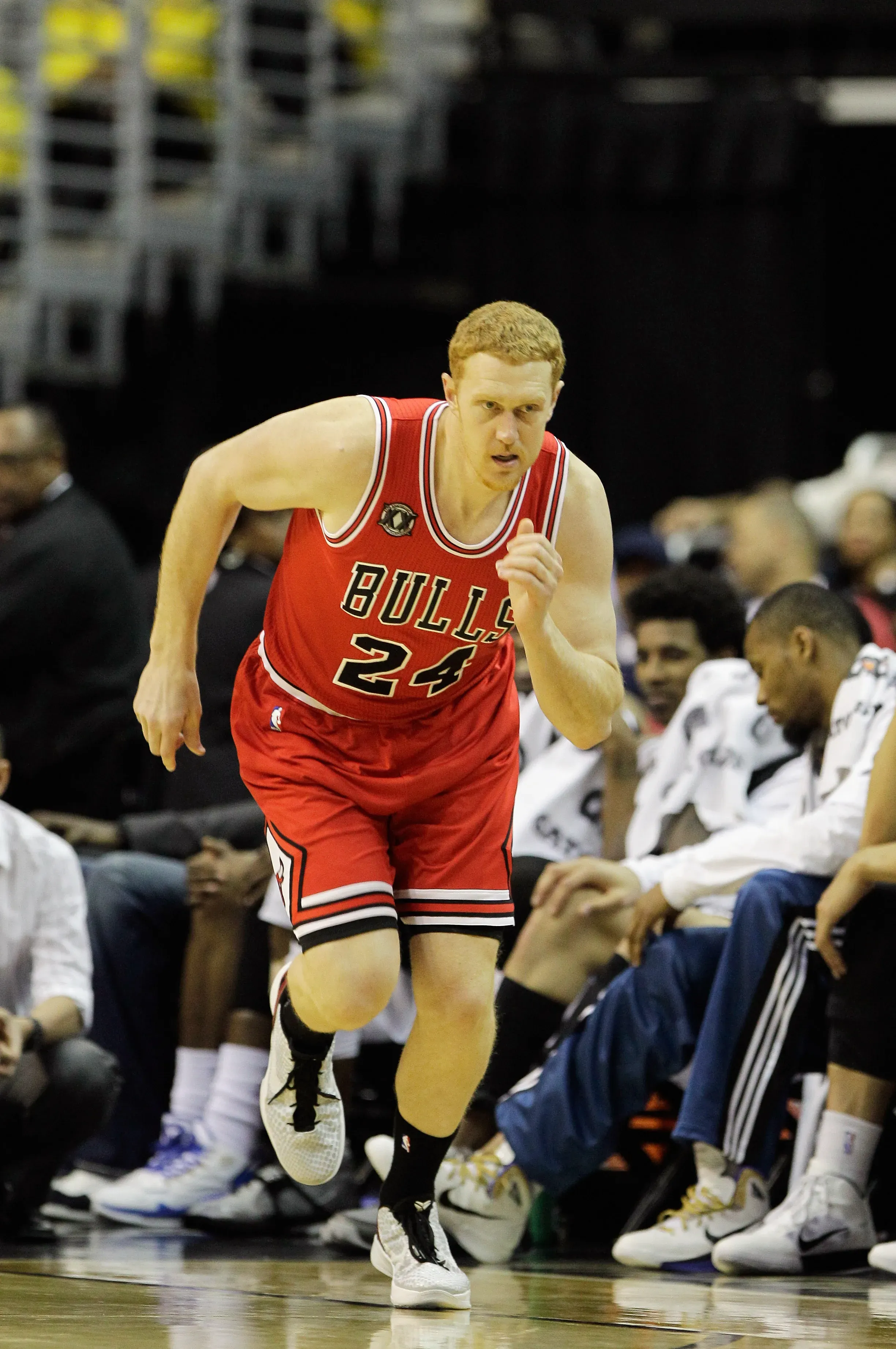Brian Scalabrine jugó 11 años en la NBA y cansado de las críticas lanzó inesperado desafío. (Photo by Rob Carr/Getty Images)