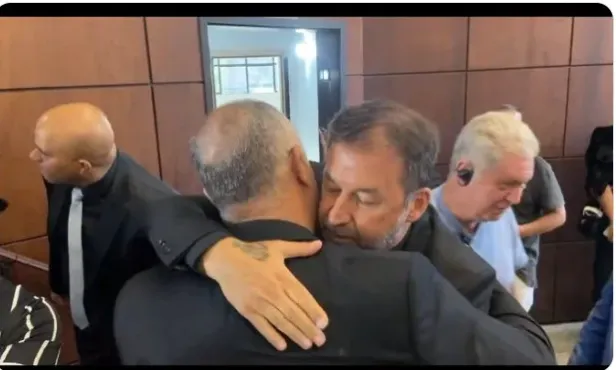 Augusto Melo abraçando Marcos Braz em sua posse. Reprodução: Internet / X (antigo Twitter)