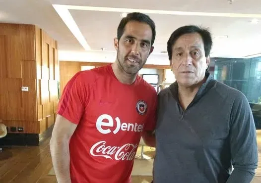 Cóndor Rojas junto a Claudio Bravo