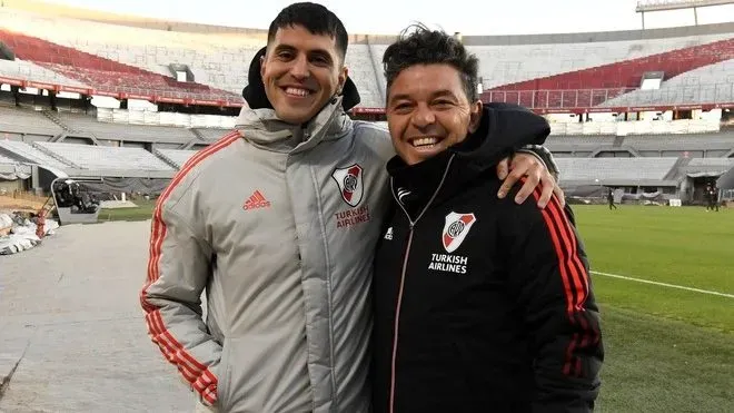 ¨Palacios junto a Marcelo Gallardo. (Prensa River)