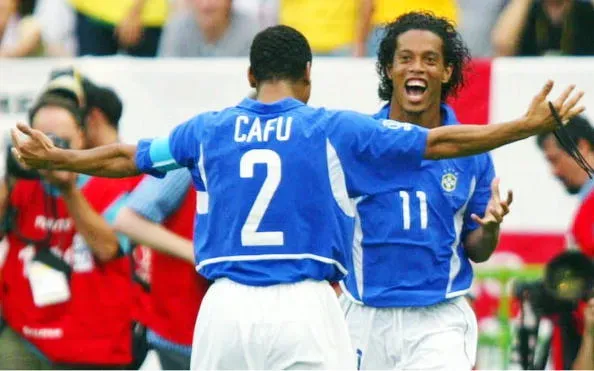 Cafú y Ronaldinho fueron campeones del mundo juntos en el 2002. | Foto: Getty Images.