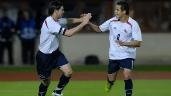 Salas y Alexis compartieron en cancha en el inicio de la era Bielsa