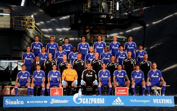 Carlos Zambrano arriba a la derecha, Jefferon Farfán al medio y al centro e Ivan Rakitic abajo a la derecha. (Foto: Schalke 04)