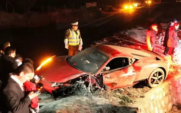 Así quedó el Ferrari de Arturo Vidal. Tiempo después vendió el vehículo deportivo por partes.