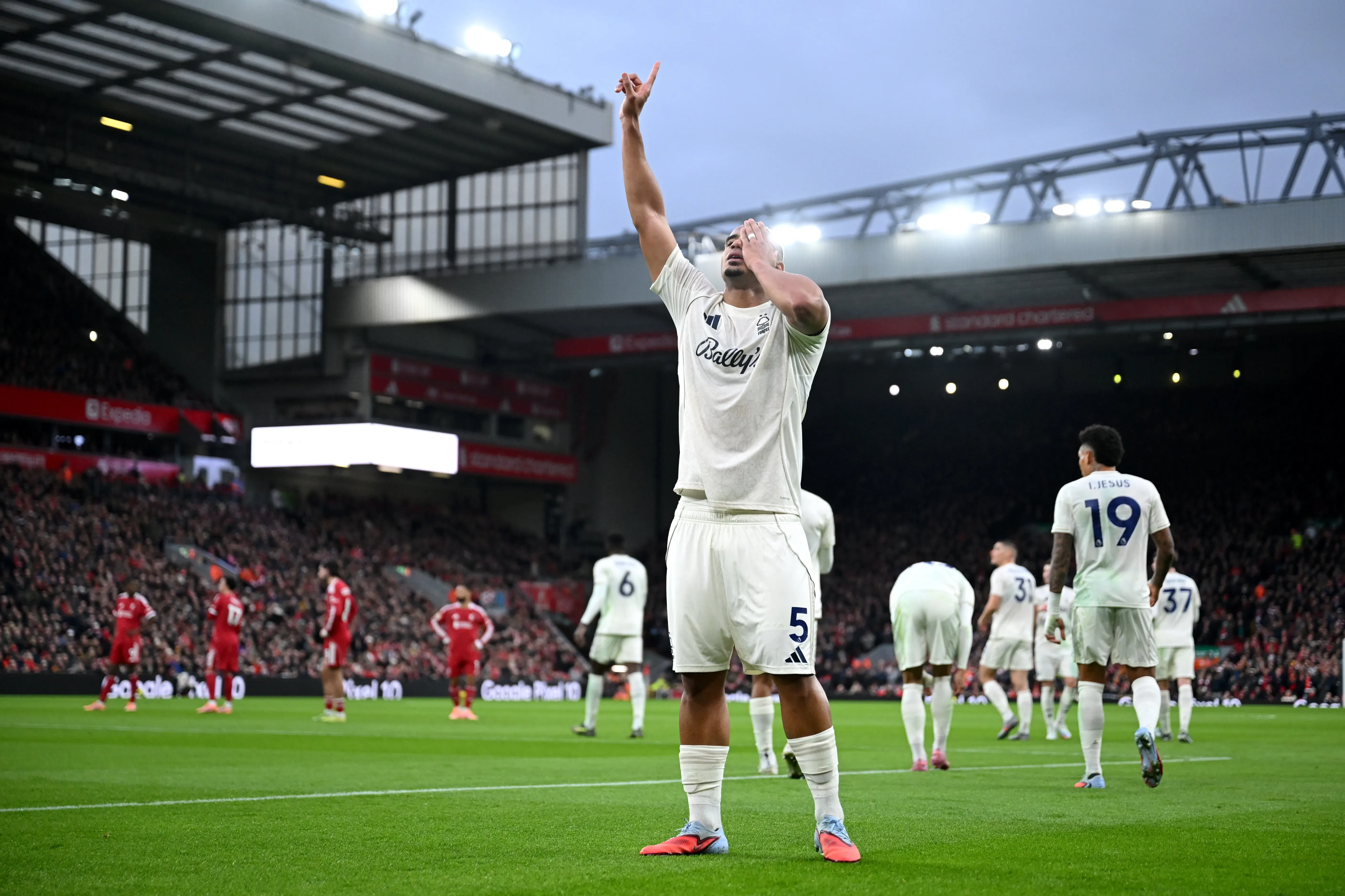 Murillo, ex-Corinthians, marcou o primeiro gol da partida (Foto: Shaun Botterill/Getty Images)