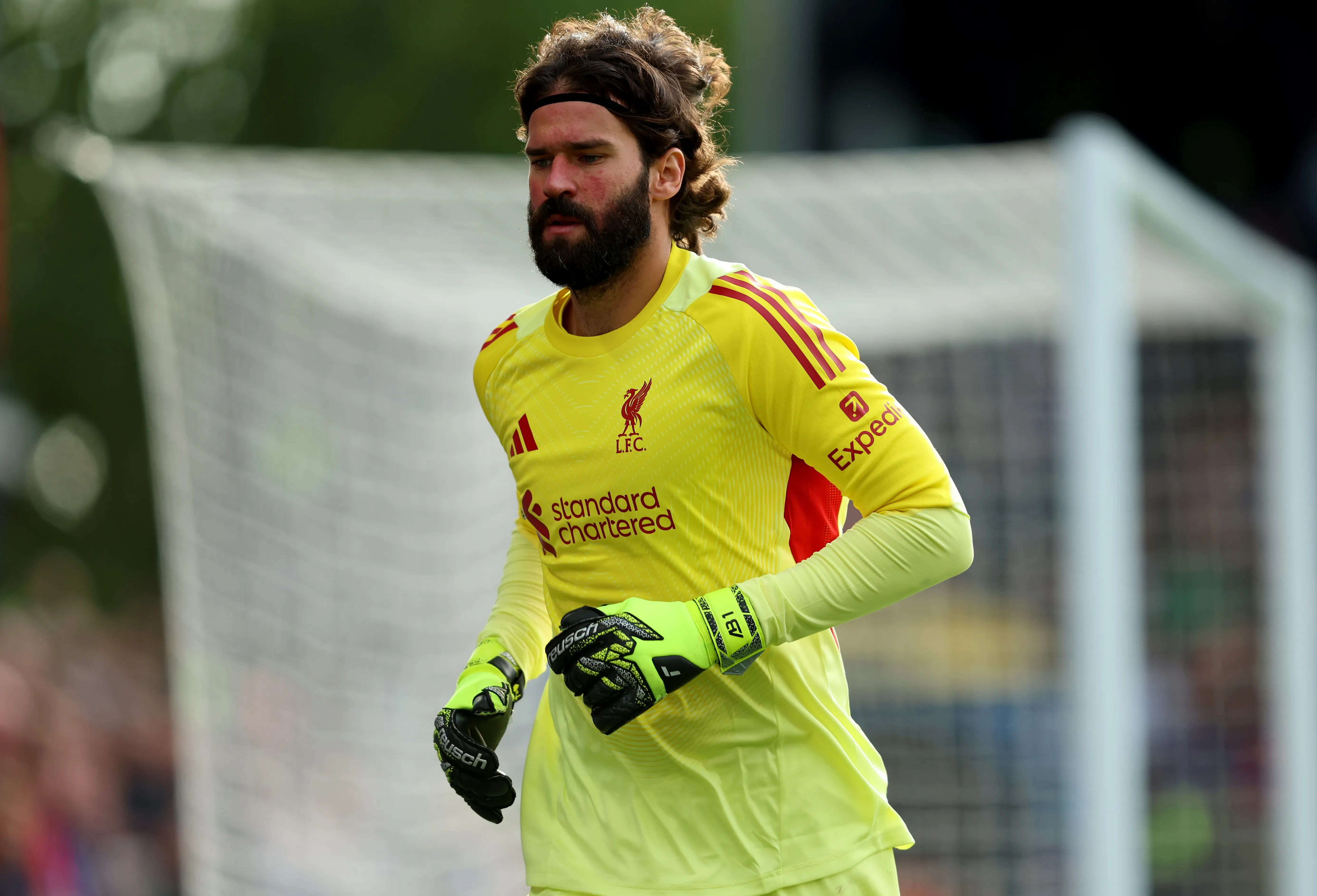 Alisson deve estar de volta ao gol do Liverpool. Foto: Tom Dulat/Getty Images