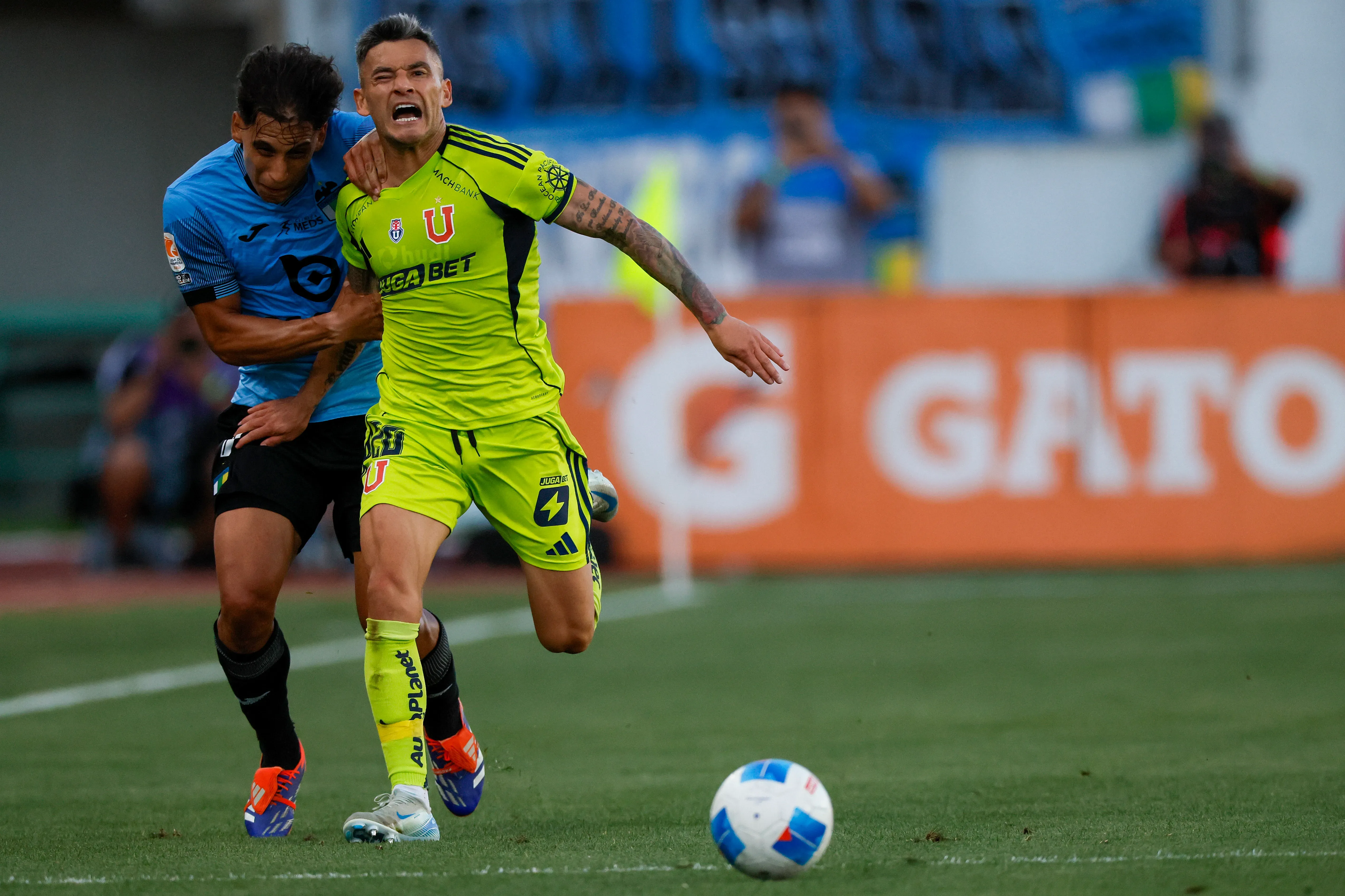 Charles Aránguiz impactó defendiendo a la U, incluso con ataques como el de Martin Sarrafiore de O’Higgins. Foto: Andrés Pina/Photosport