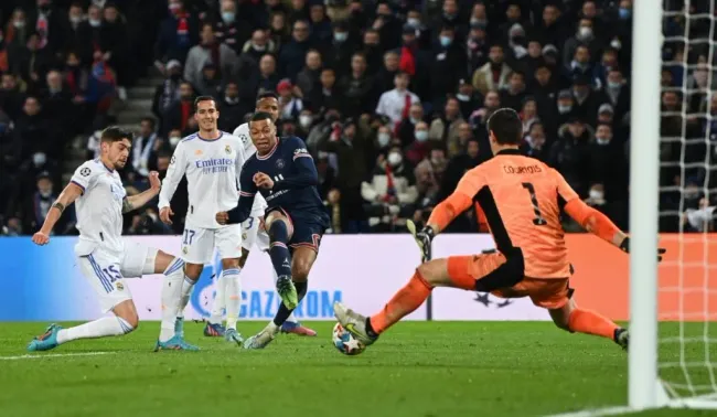 Kylian Mbappé y uno de sus goles ante Real Madrid: Getty Images