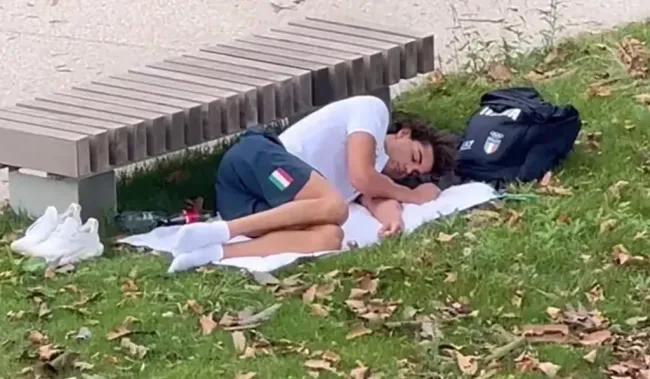Thomas Ceccon, durmiendo en un parque